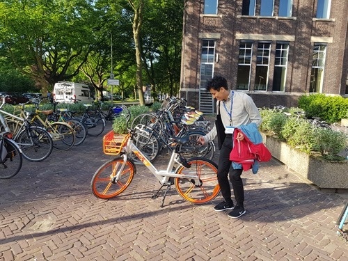 Lorenzo unlocking his Mobike Lorenzo unlocking his Mobike