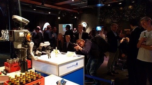 Robot-served beer tastes great, too Robot-served beer tastes great, too
