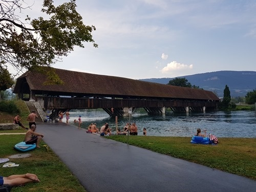 Kids jumping off the bridge at Wangen an der Aare Kids jumpi
ng off the bridge at Wangen an der Aare