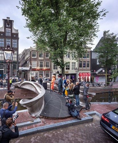 Brug Stoofsteeg Amsterdam, MX3D, JorisLaarmanLab. Oudezijds Achterburgwal. Brug Stoofsteeg Amsterdam, MX3D, JorisLaarmanLab. Oudezijds Achterburgwal