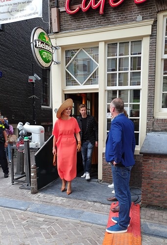 The Queen leaving the Cafe The Queen leaving the Cafe