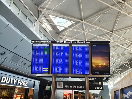 Two flights for Amsterdam at 17h35 Two flights for Amsterdam at 17h35