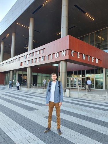 Pete outside the venue Pete outside the venue
