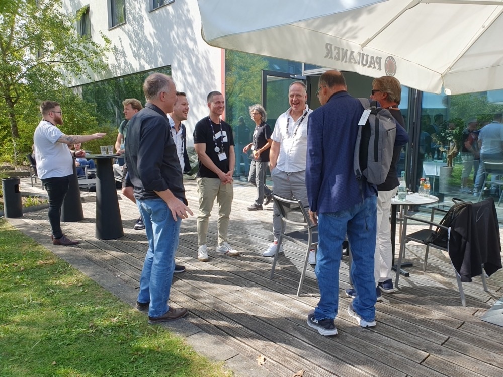 Autodeskers chatting outside Autodeskers chatting outside