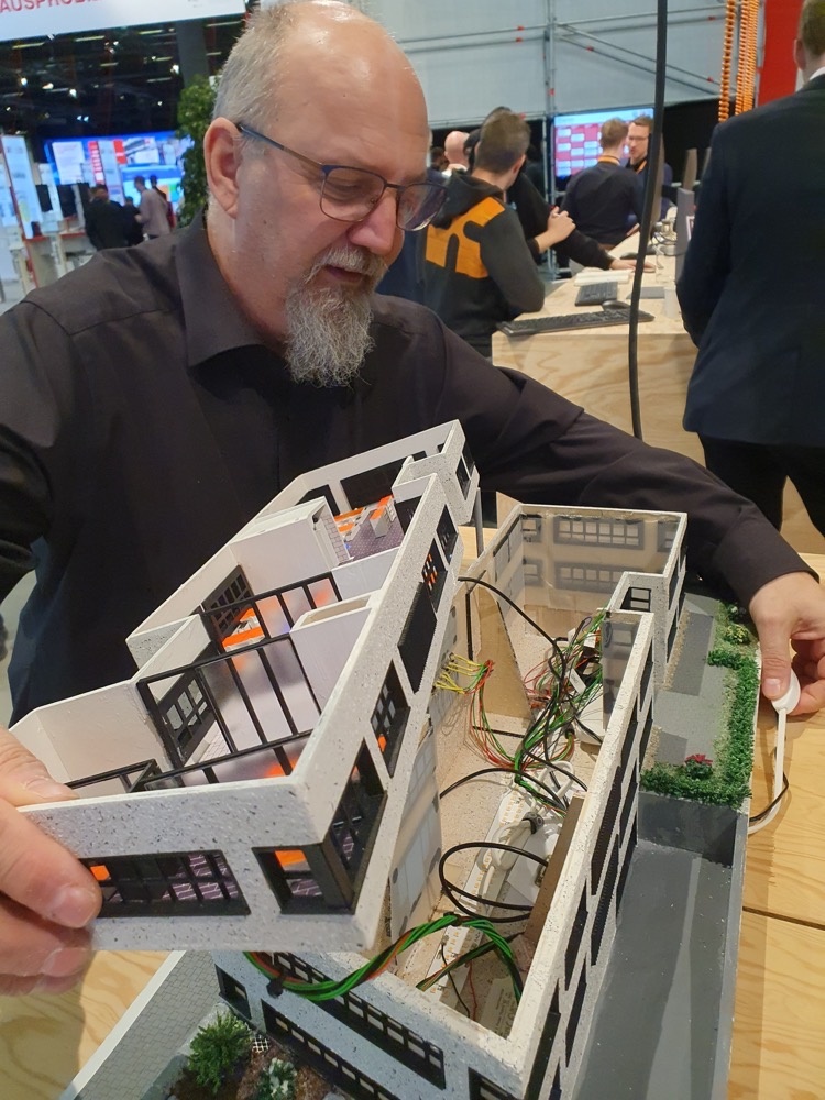 Disassembling Disassembling