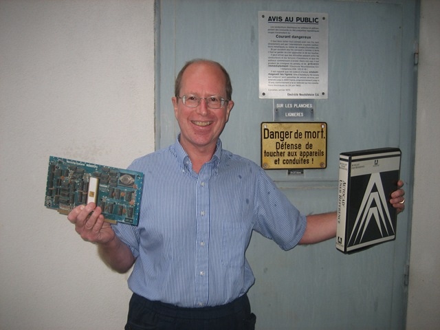John Walker holding an M9900 and the prototype hardcover manual for AutoCAD 2.1.jpg John Walker holding an M9900 and the prototype hardcover manual for AutoCAD 2 1