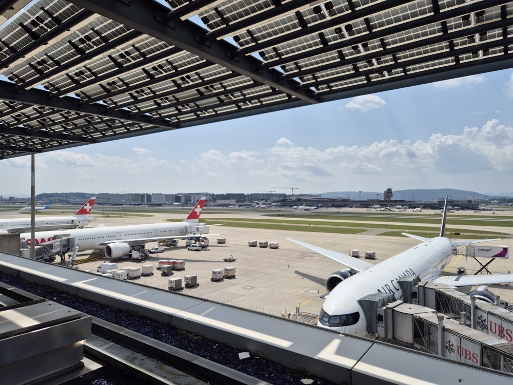 Outside area overlooking the planes Outside area overlooking the planes
